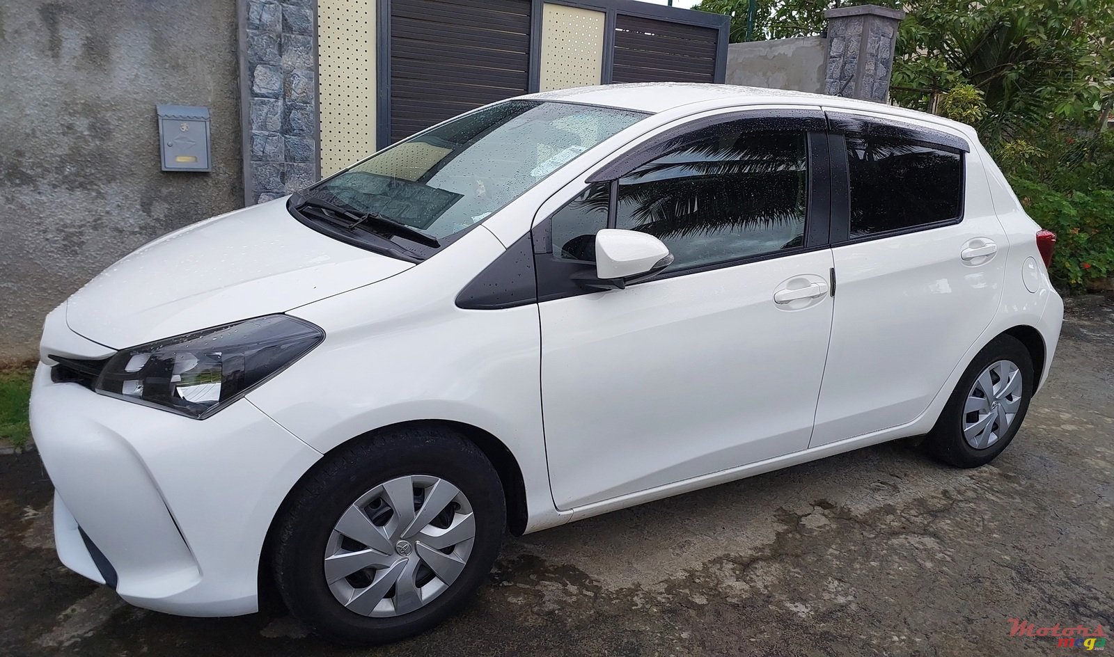 2016' Toyota Vitz photo #2