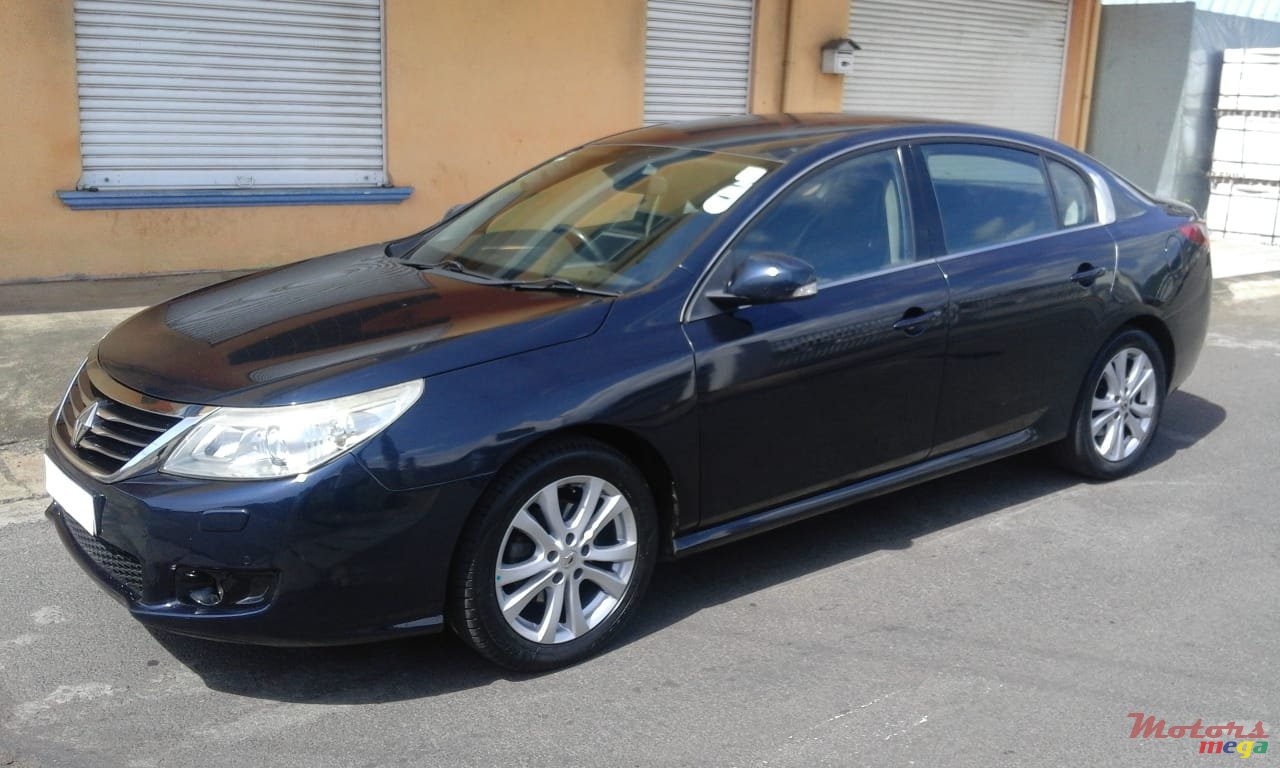 2011' Renault Latitude photo #2