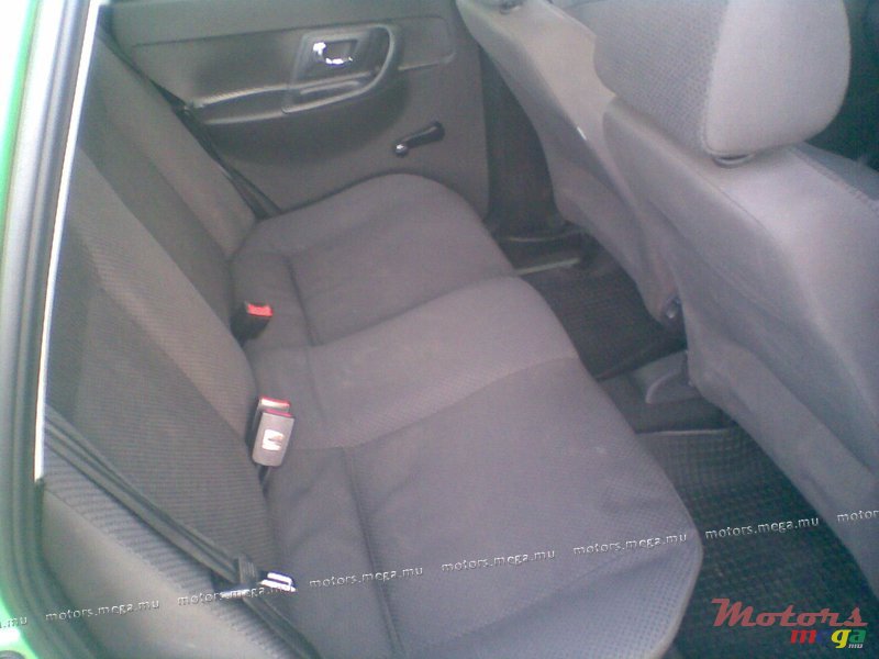 2002' Volkswagen Polo Polo Classic photo #6