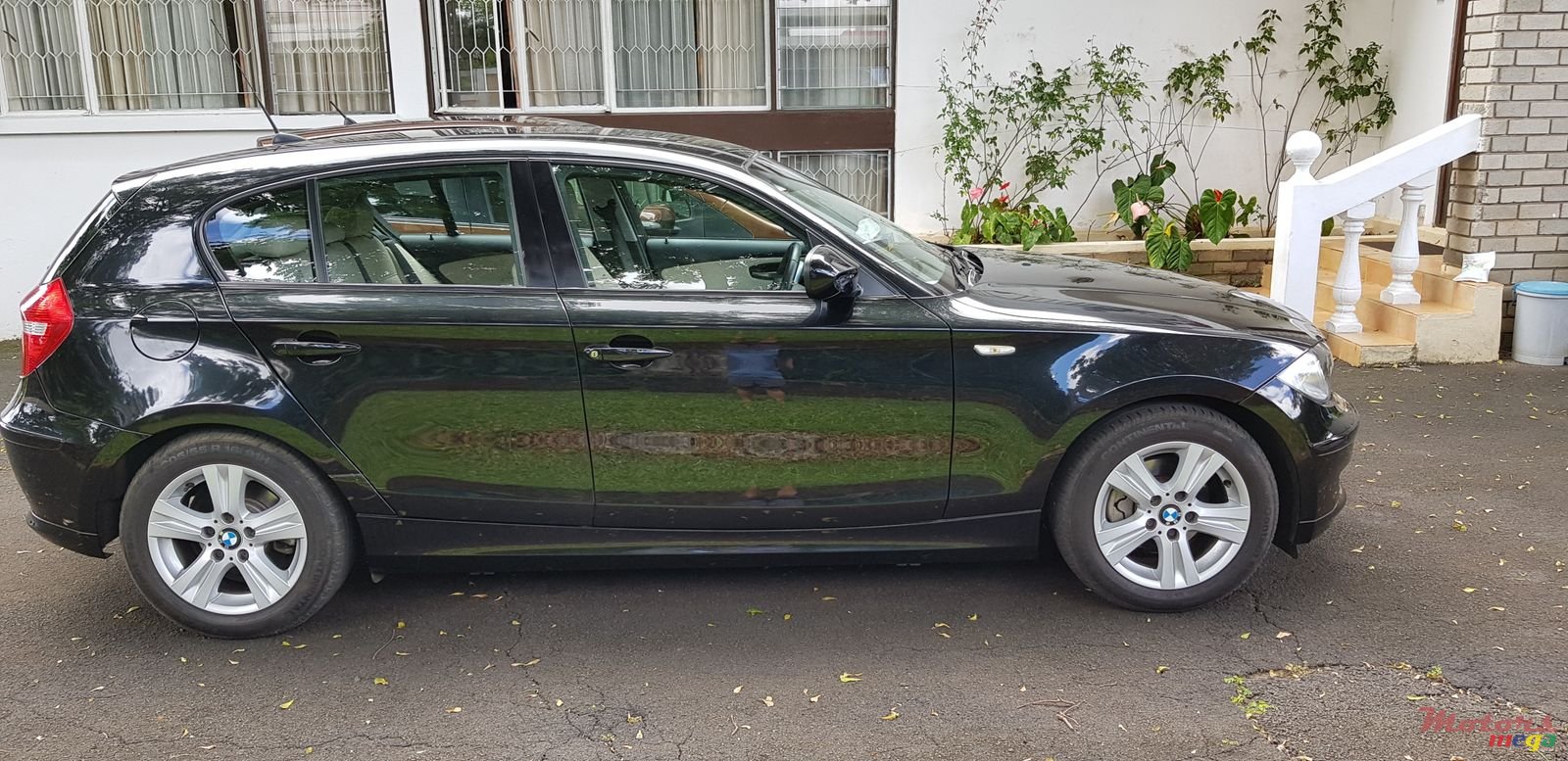 2011' BMW 1 Series 5 Door photo #2