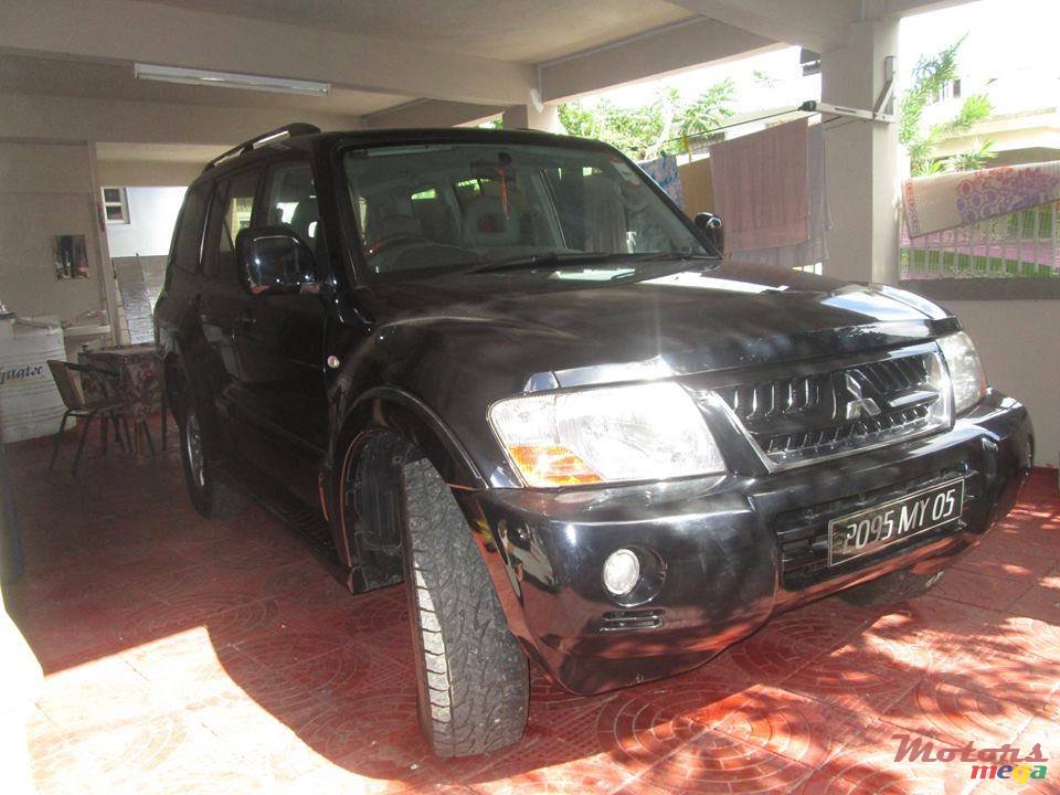 2005' Mitsubishi Pajero photo #2