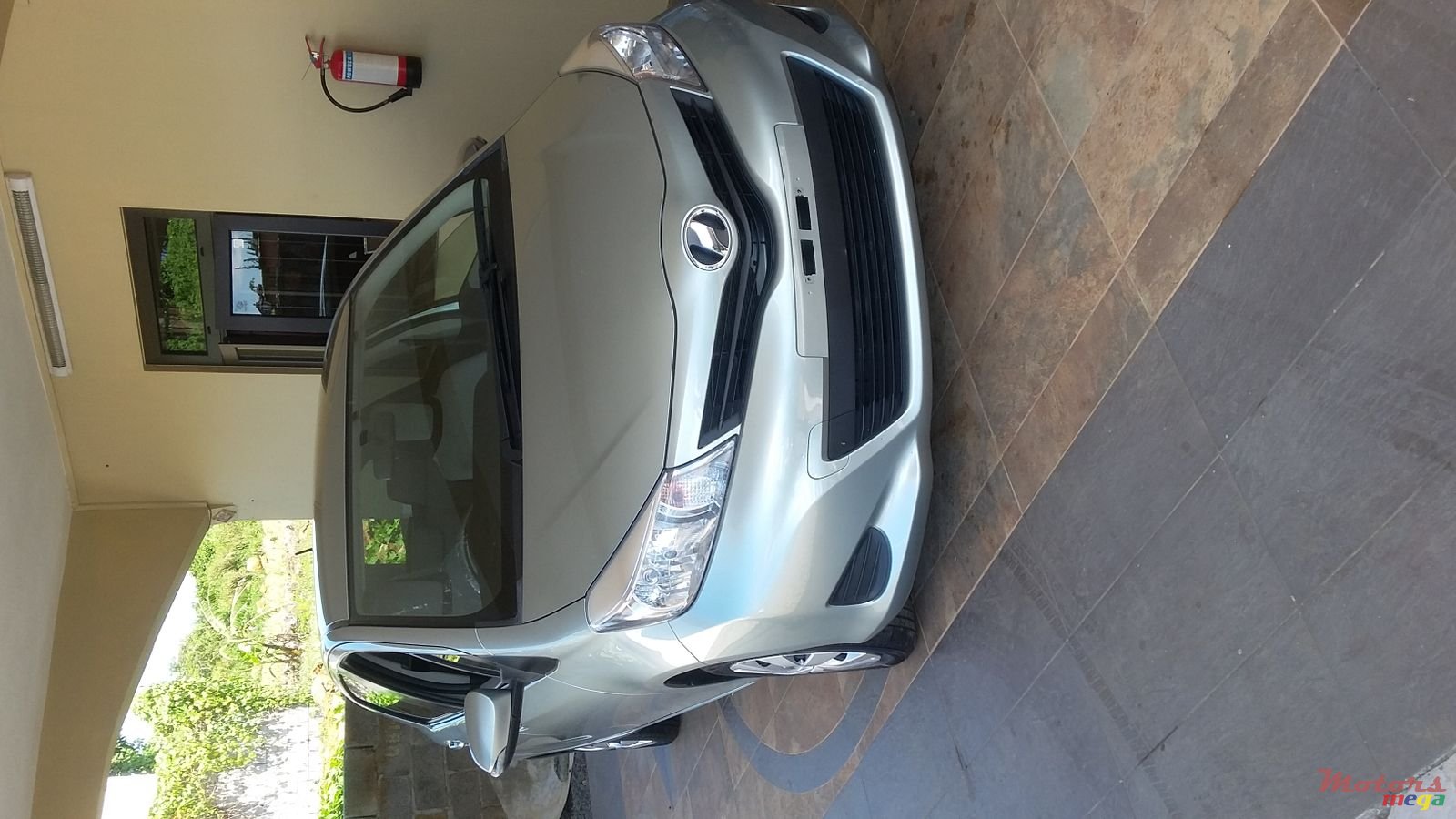 2012' Toyota Vitz photo #5