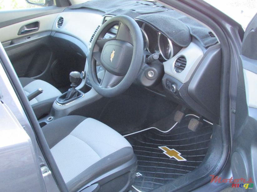 2012' Chevrolet Cruze Full Option photo #2
