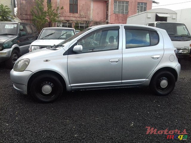 2000' Toyota Vitz photo #1