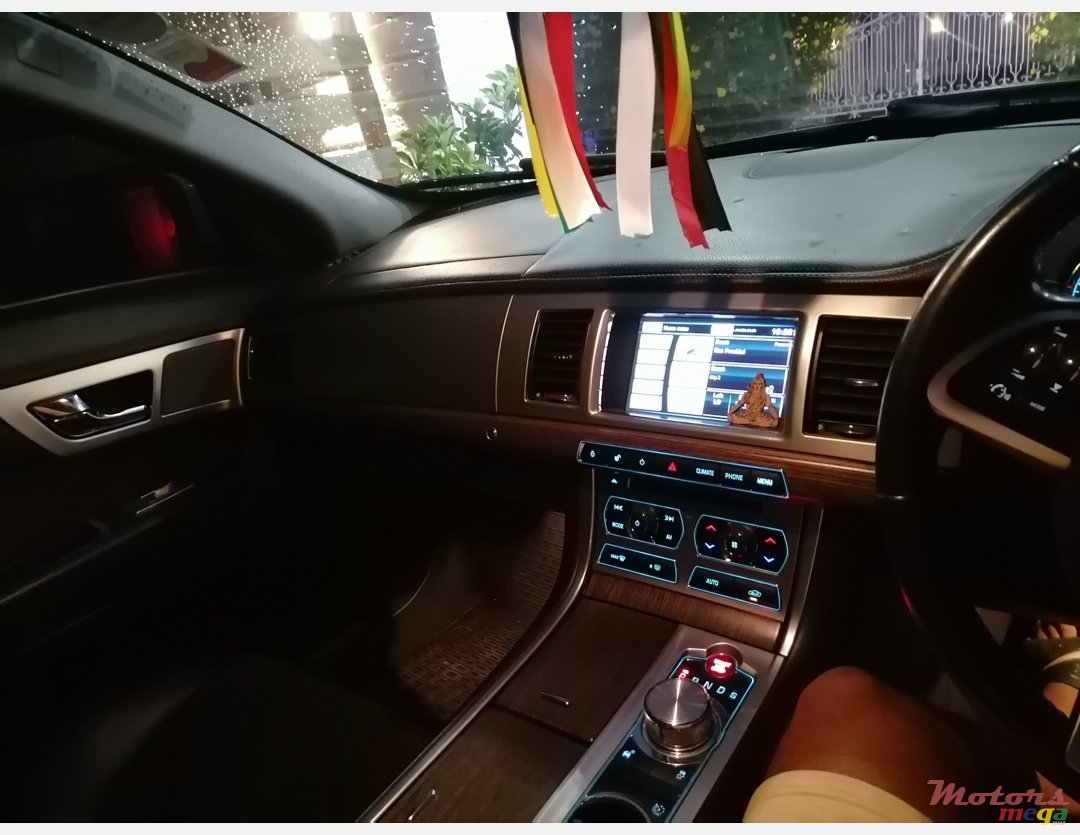 2015' Jaguar XF photo #2