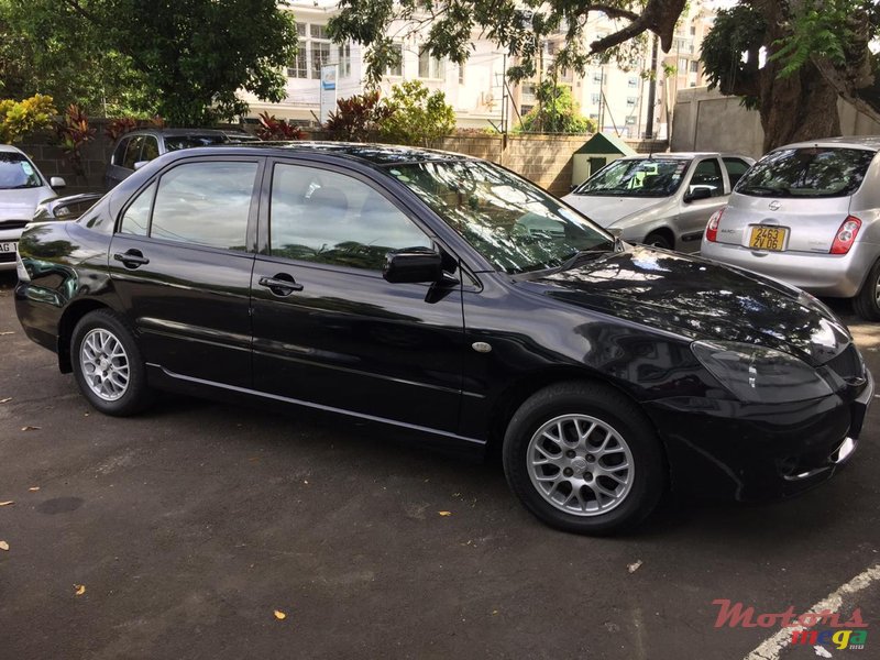 2005' Mitsubishi Lancer photo #2