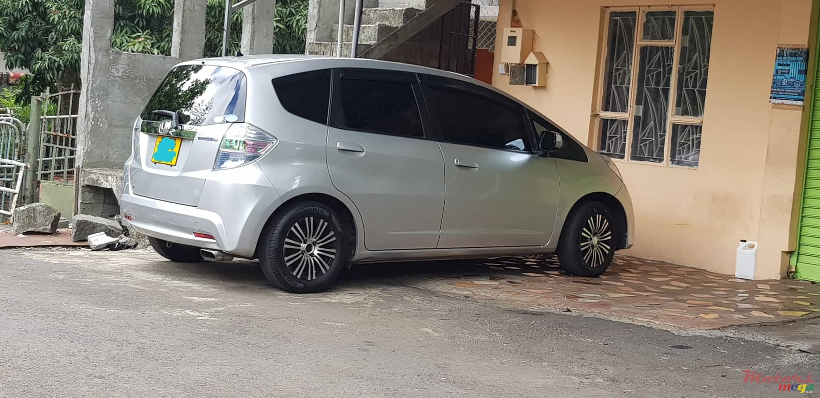 2011' Honda Fit hybrid photo #2