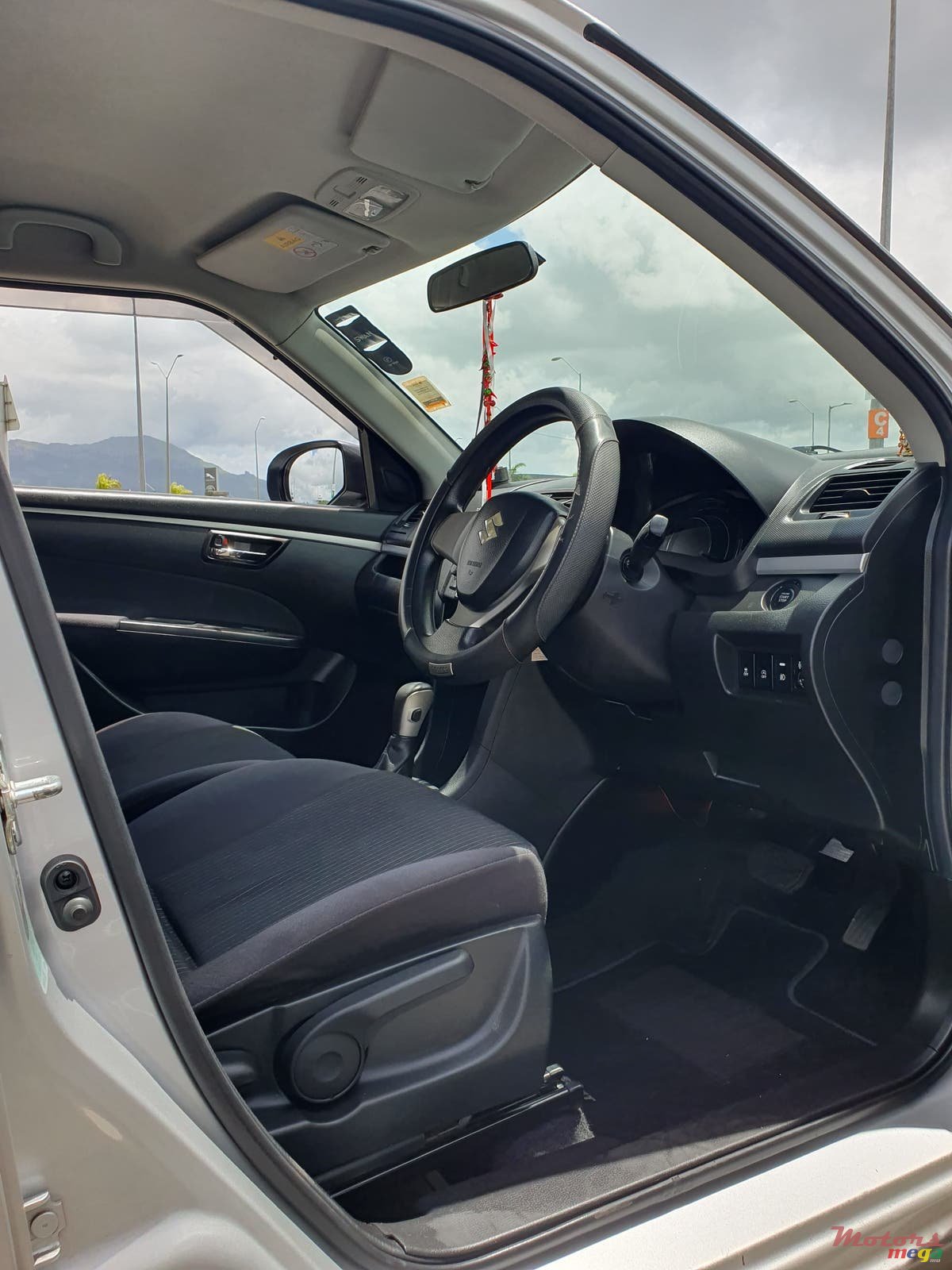 2013' Suzuki Swift ZC72S photo #5