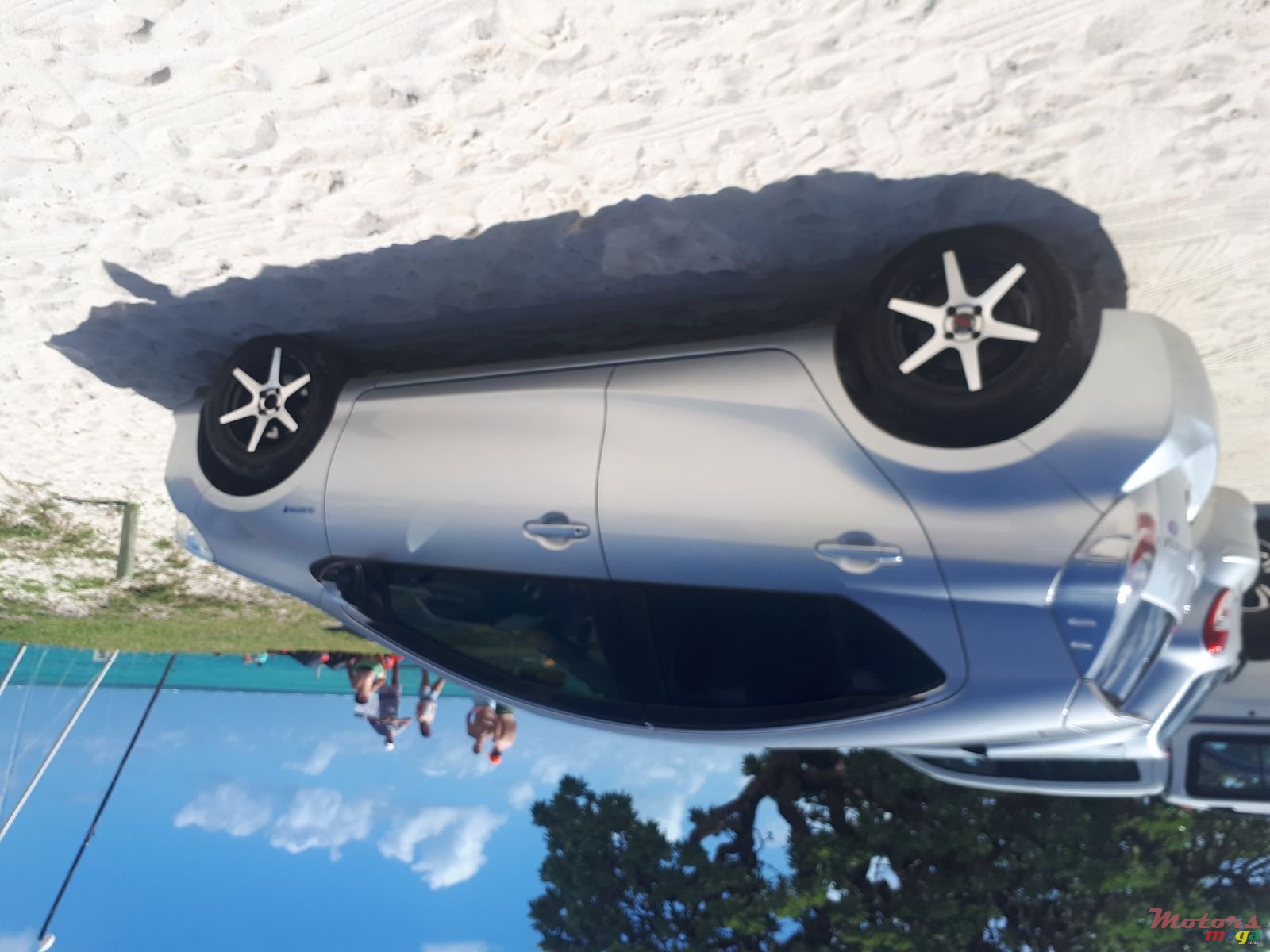 2013' Toyota Aqua photo #2