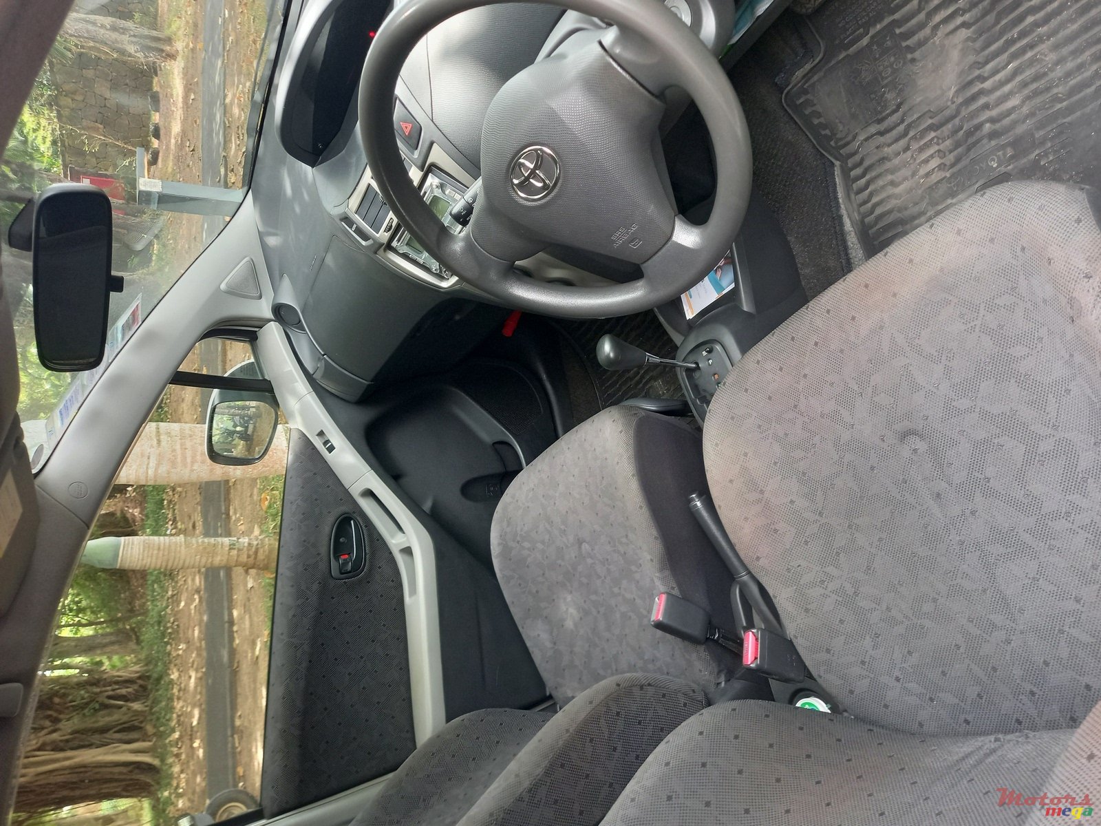 2010' Toyota Vitz photo #6