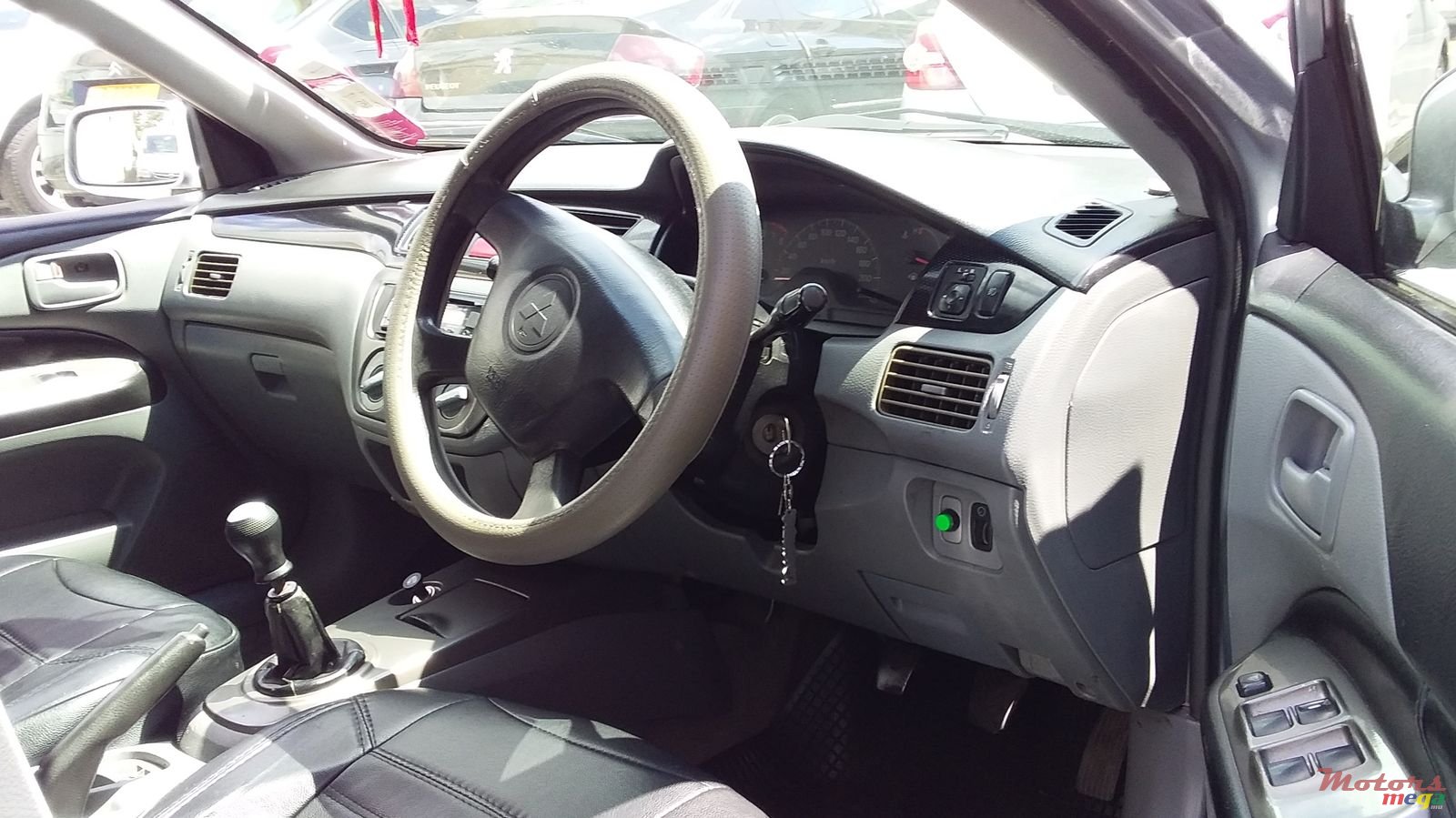 2004' Mitsubishi Lancer photo #3