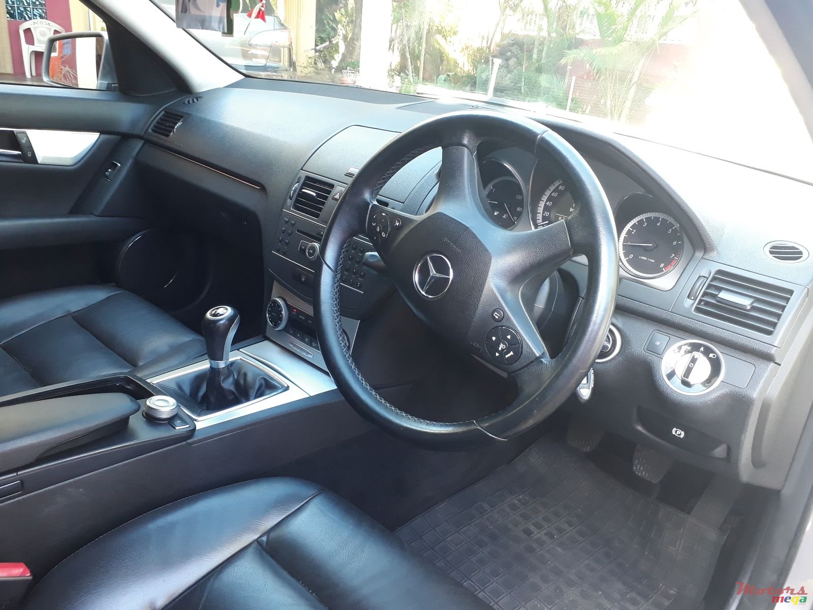 2011' Mercedes-Benz C-Class photo #2