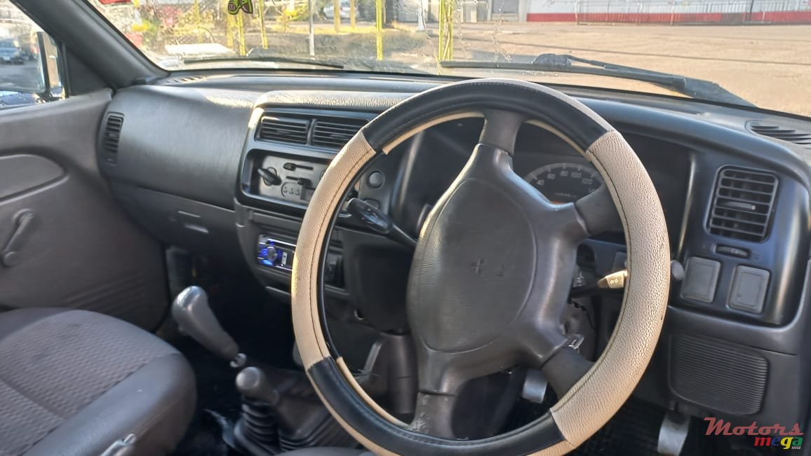 2003' Mitsubishi photo #3