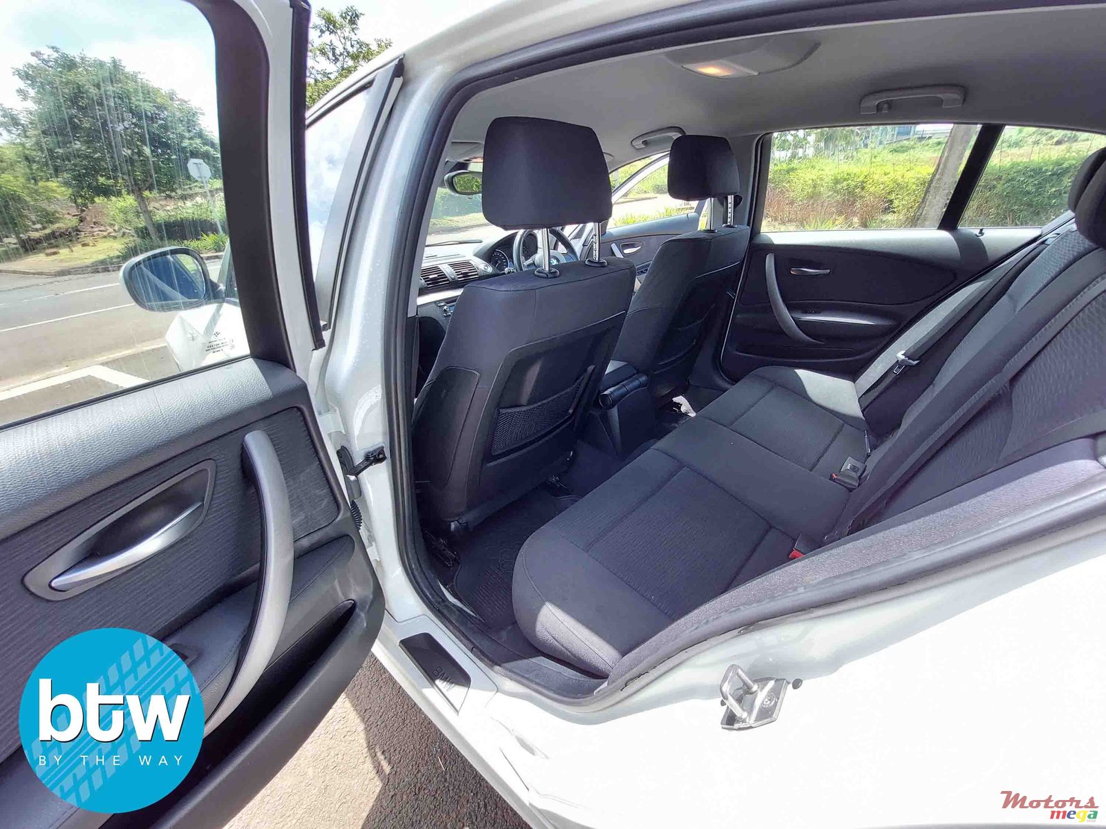 2011' BMW 1 Series photo #5