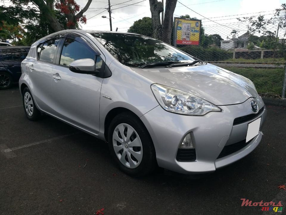 2013' Toyota Aqua photo #2