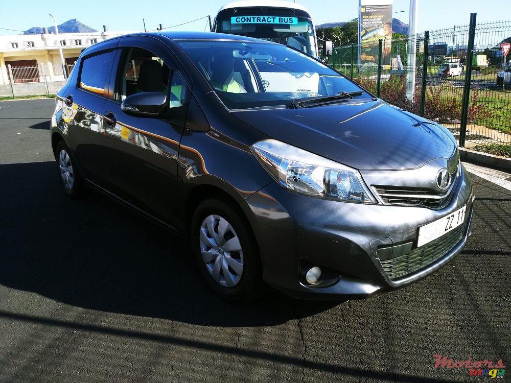 2011' Toyota Vitz 1.3 photo #1