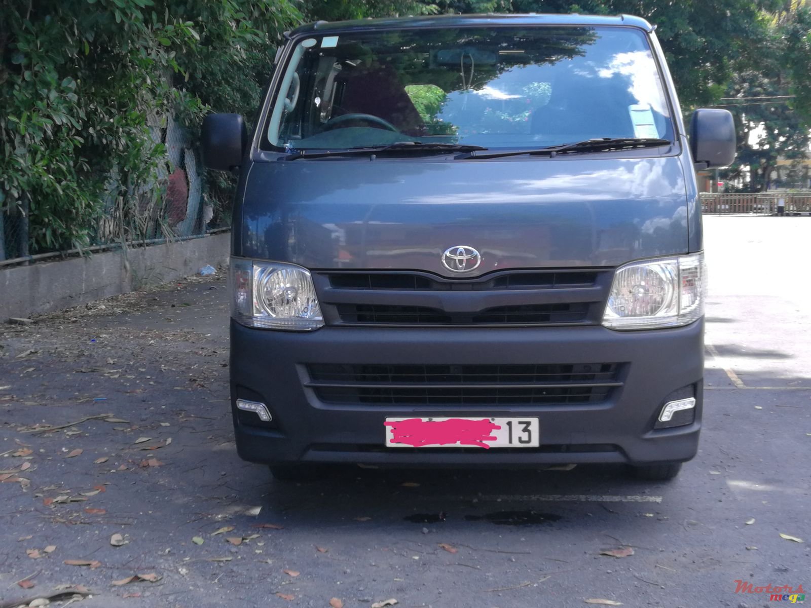 2013' Toyota HiAce photo #2