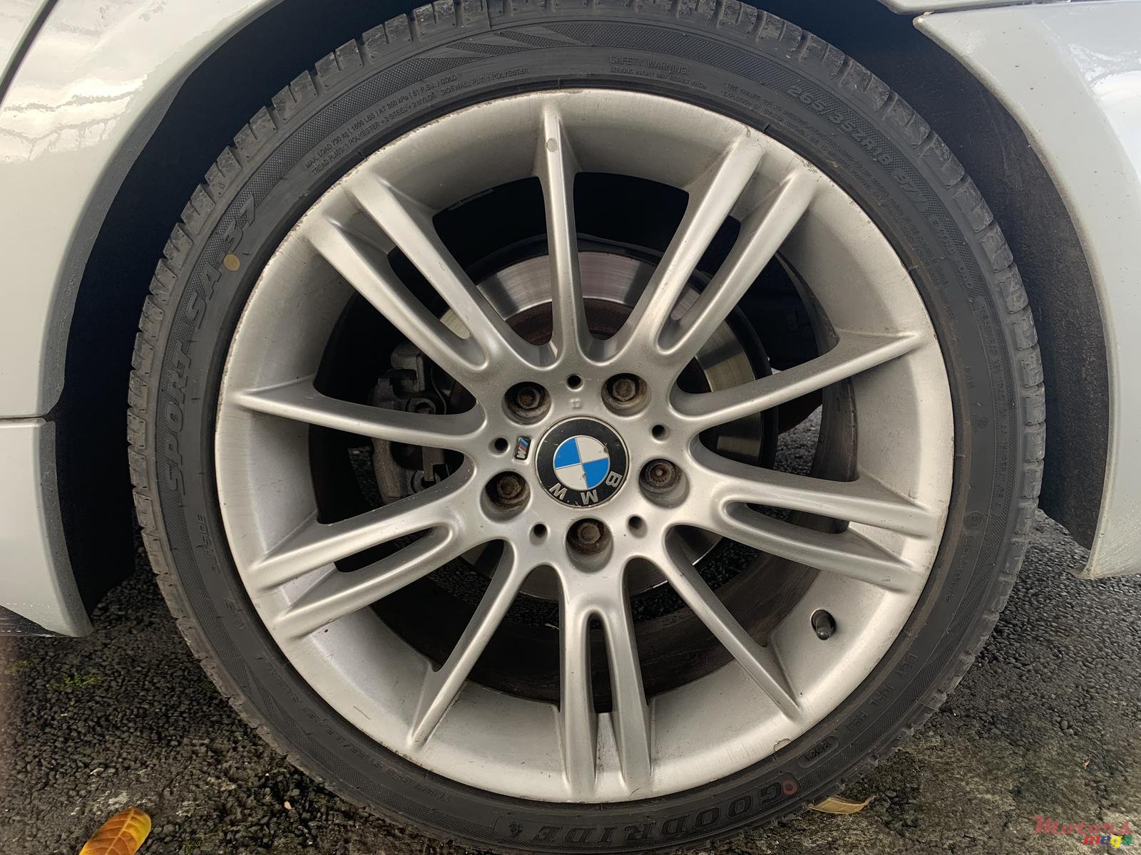 2009' BMW 3 Series M Sport pack photo #3