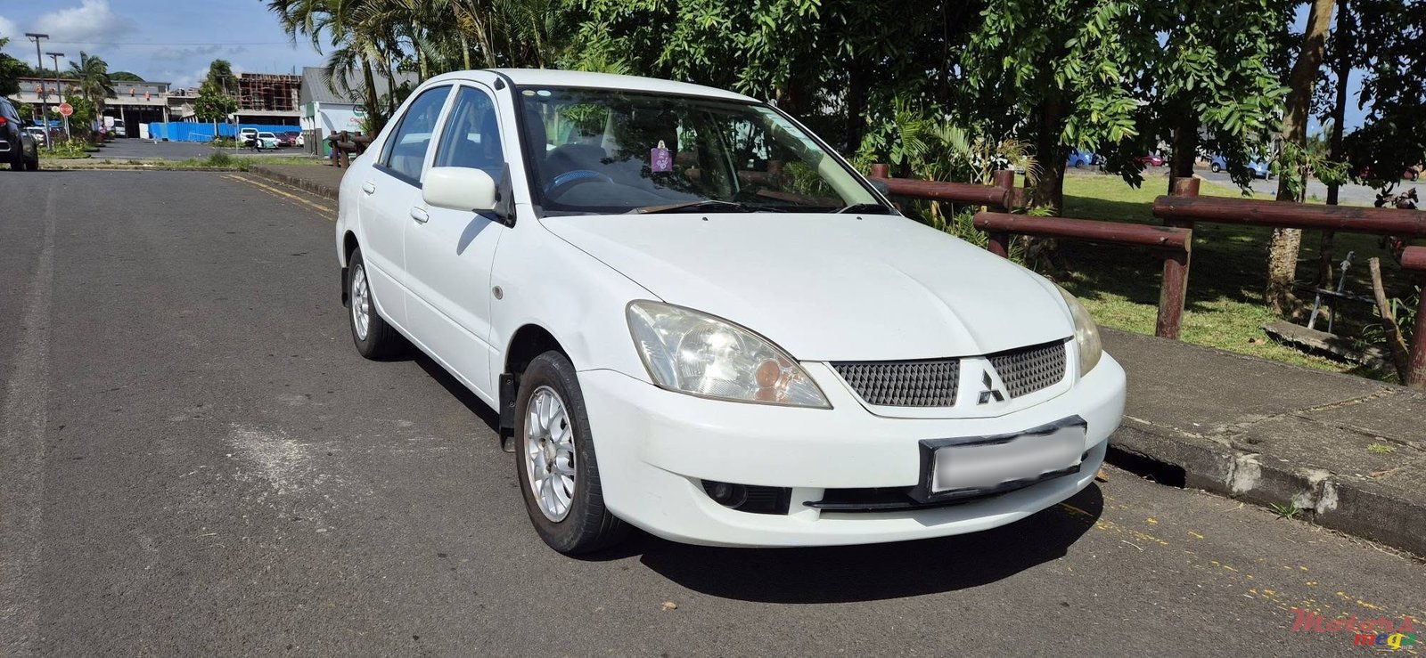 2011' Mitsubishi Lancer GLX photo #1