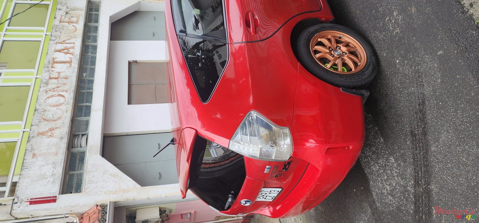 2013' Toyota Prius v photo #2