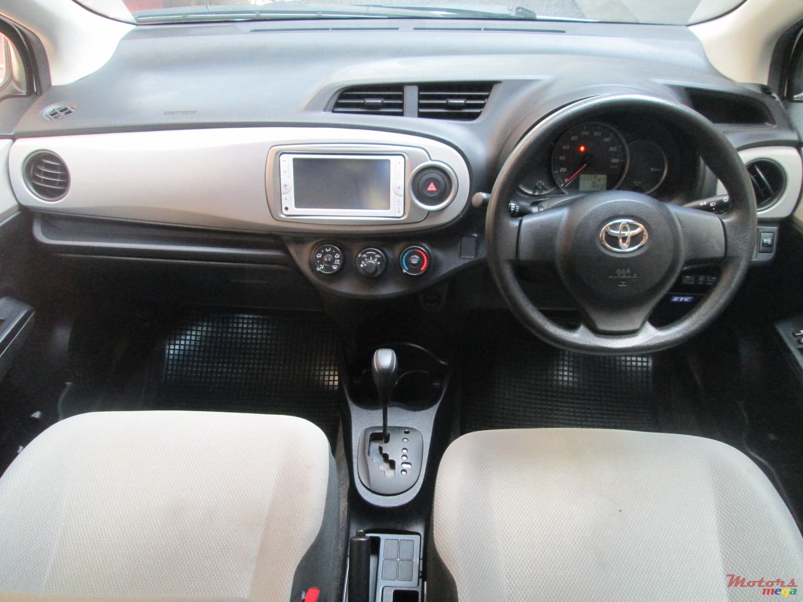 2013' Toyota Vitz photo #5