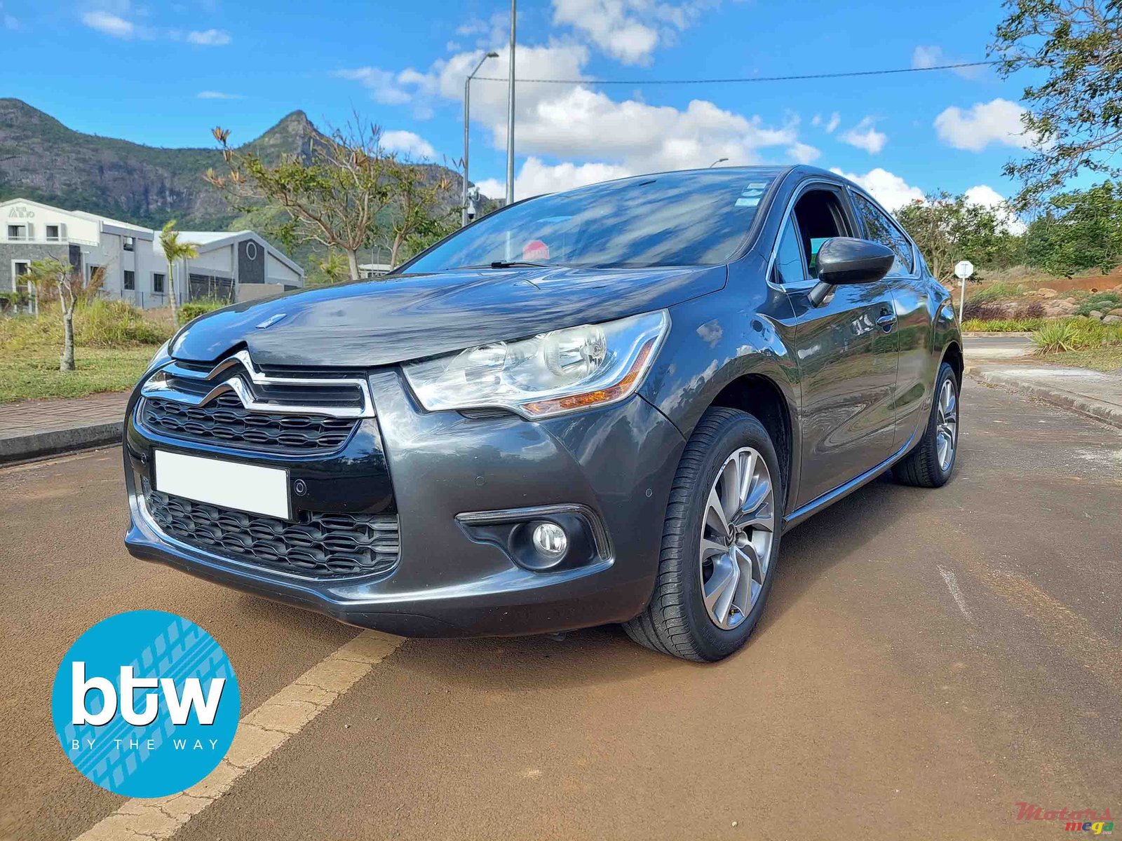 2013' Citroen DS4 photo #2