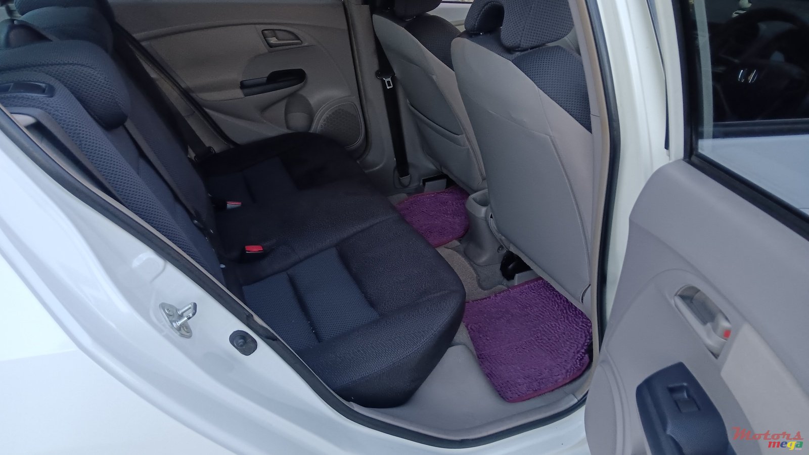 2010' Honda Insight photo #2