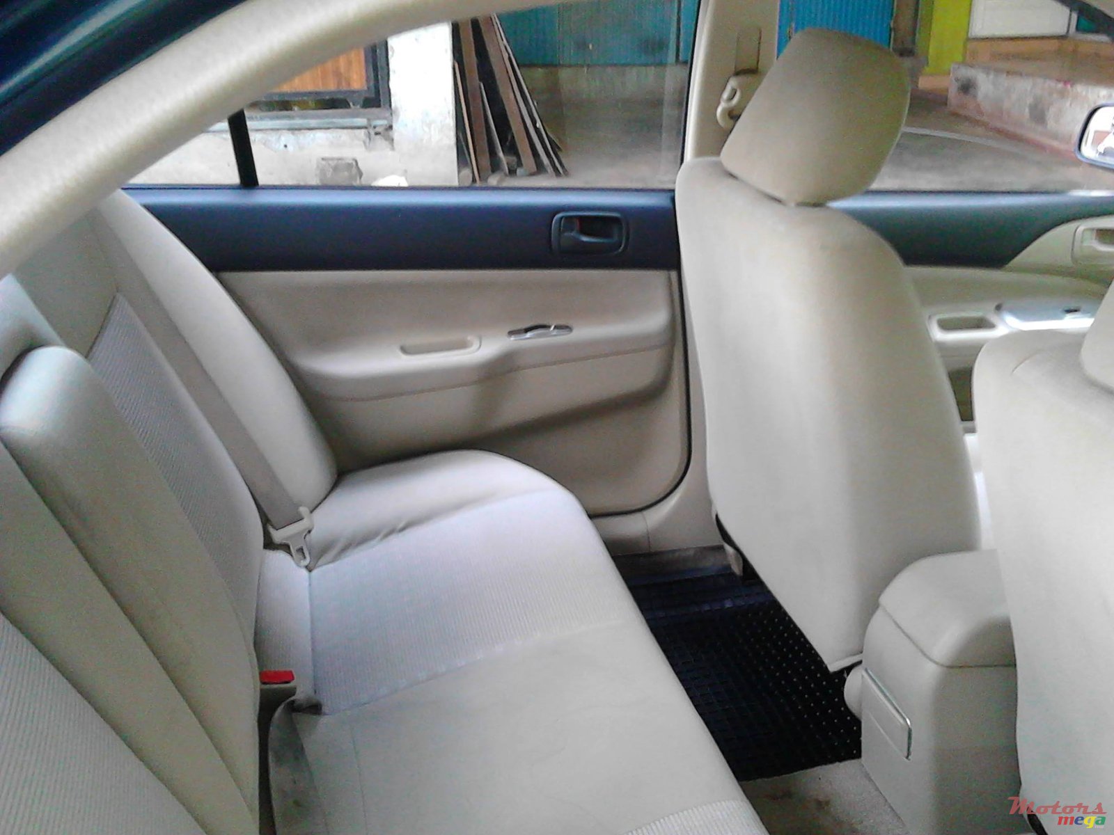 2004' Mitsubishi Lancer GLX photo #3