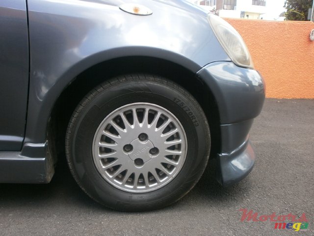 2001' Toyota Vitz photo #2