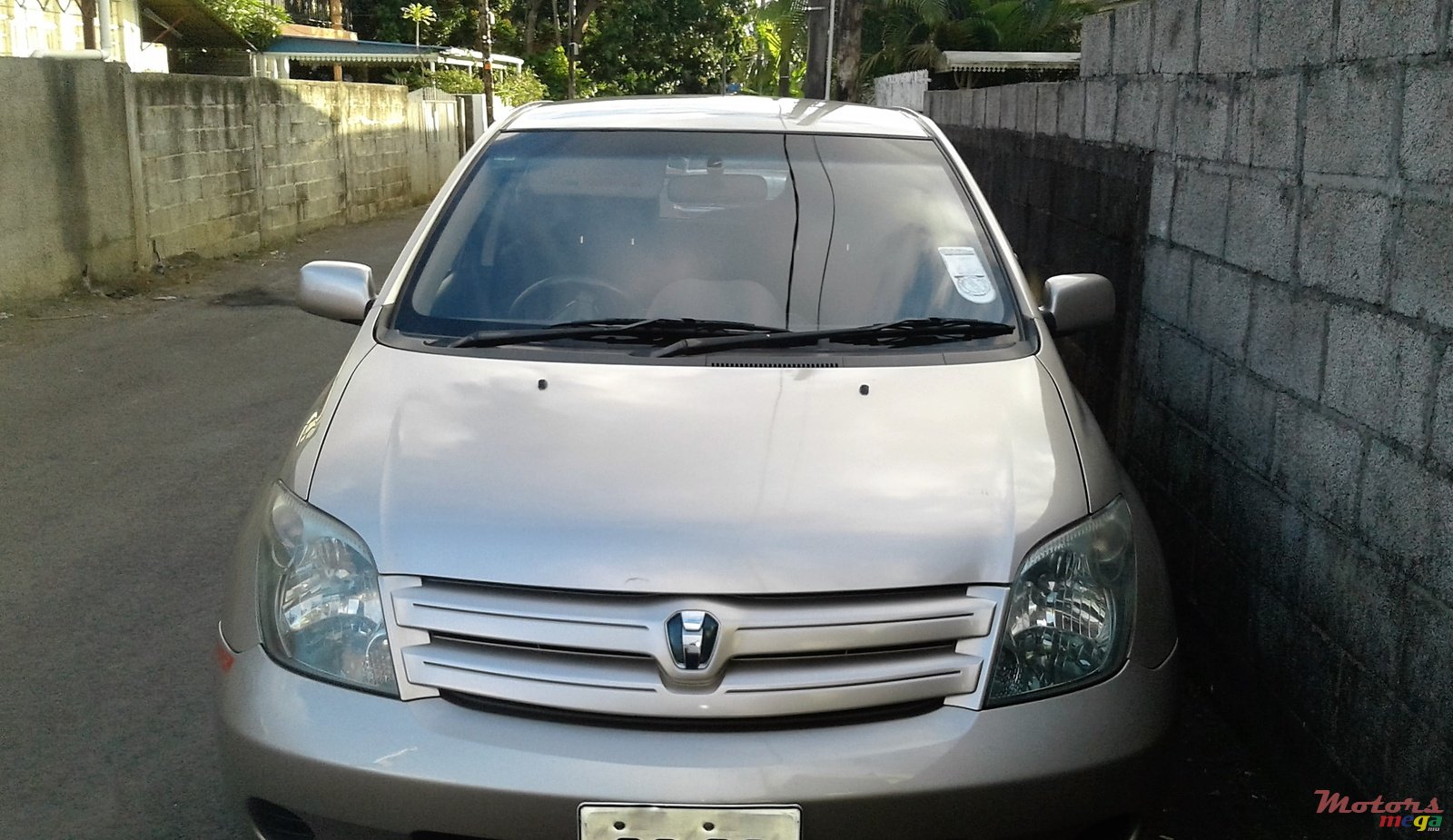 2004' Toyota Isis photo #1