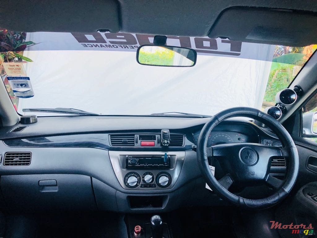 2004' Mitsubishi photo #4