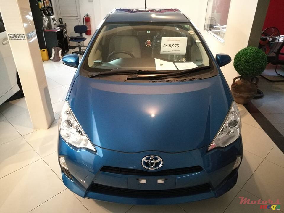 2014' Toyota Prius c photo #3