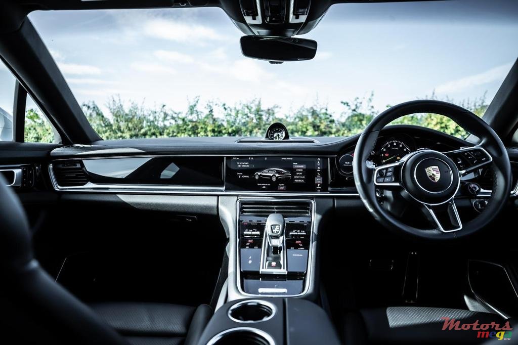 2017' Porsche Panamera photo #2