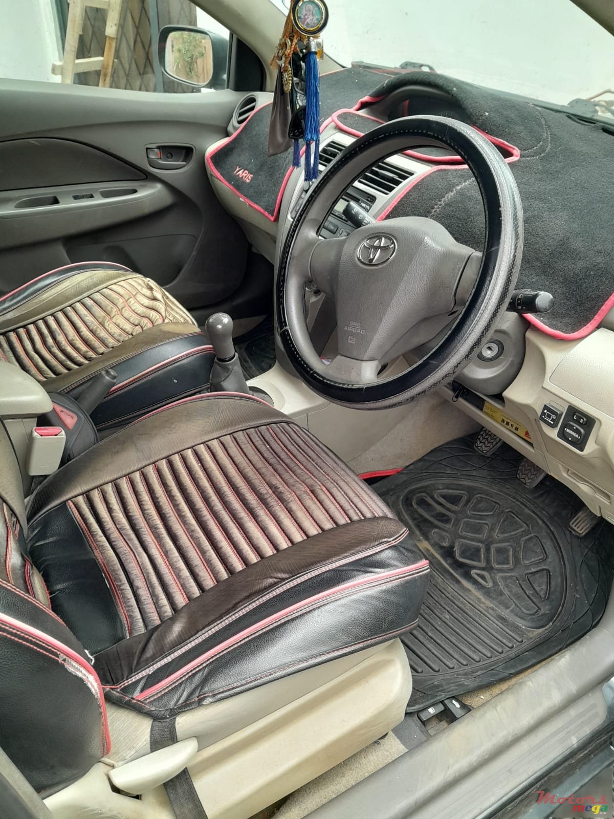 2011' Toyota Yaris photo #6