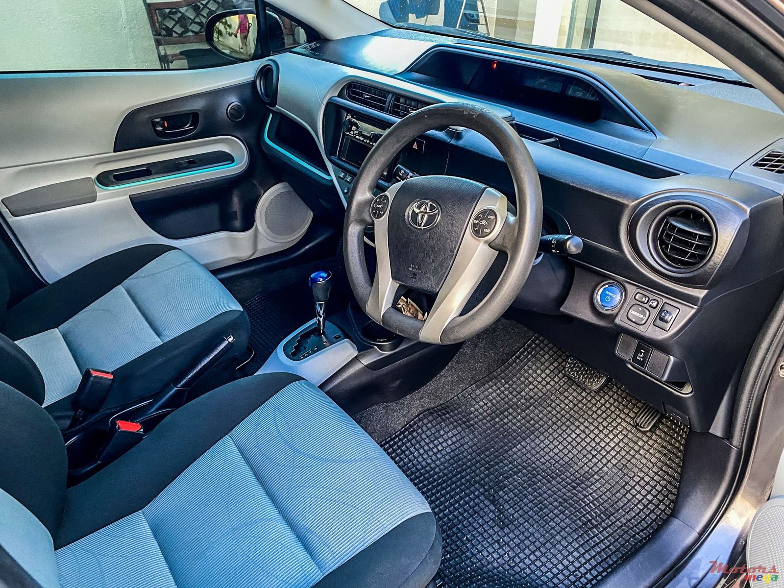 2012' Toyota Aqua photo #2