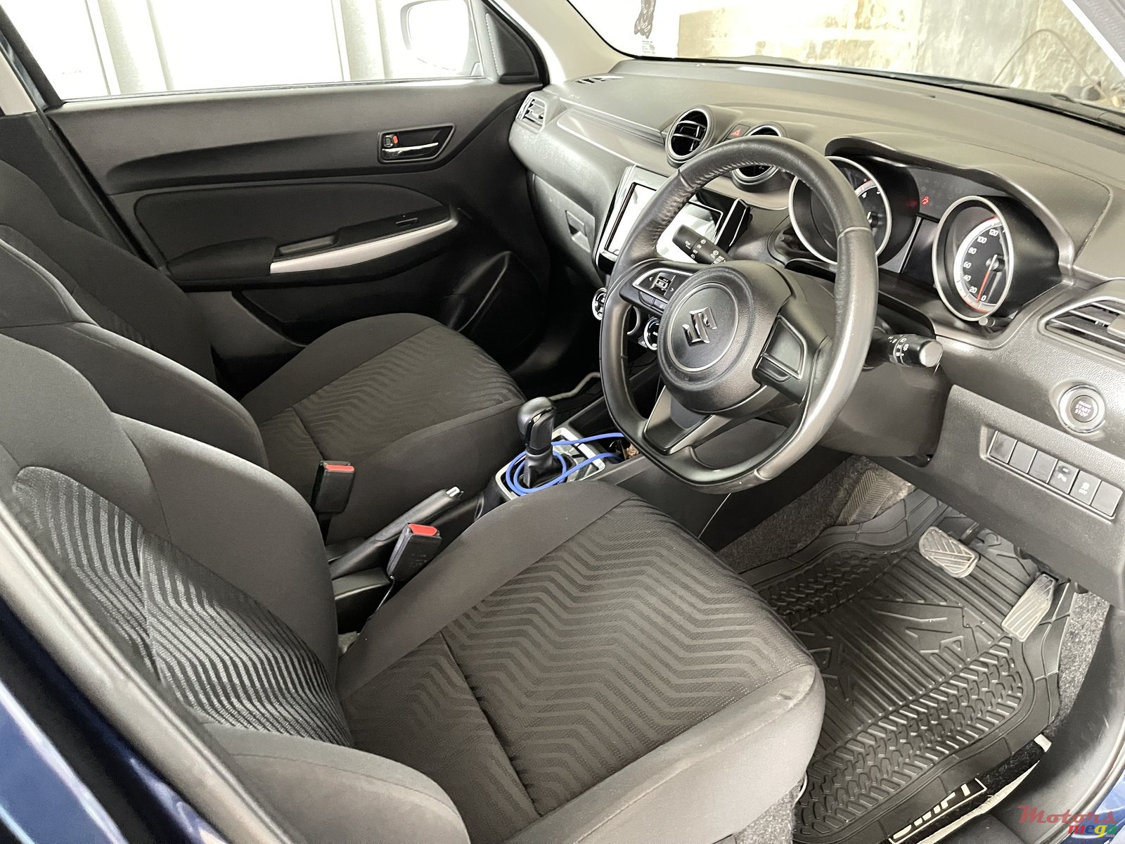 2023' Suzuki Swift GLX photo #3