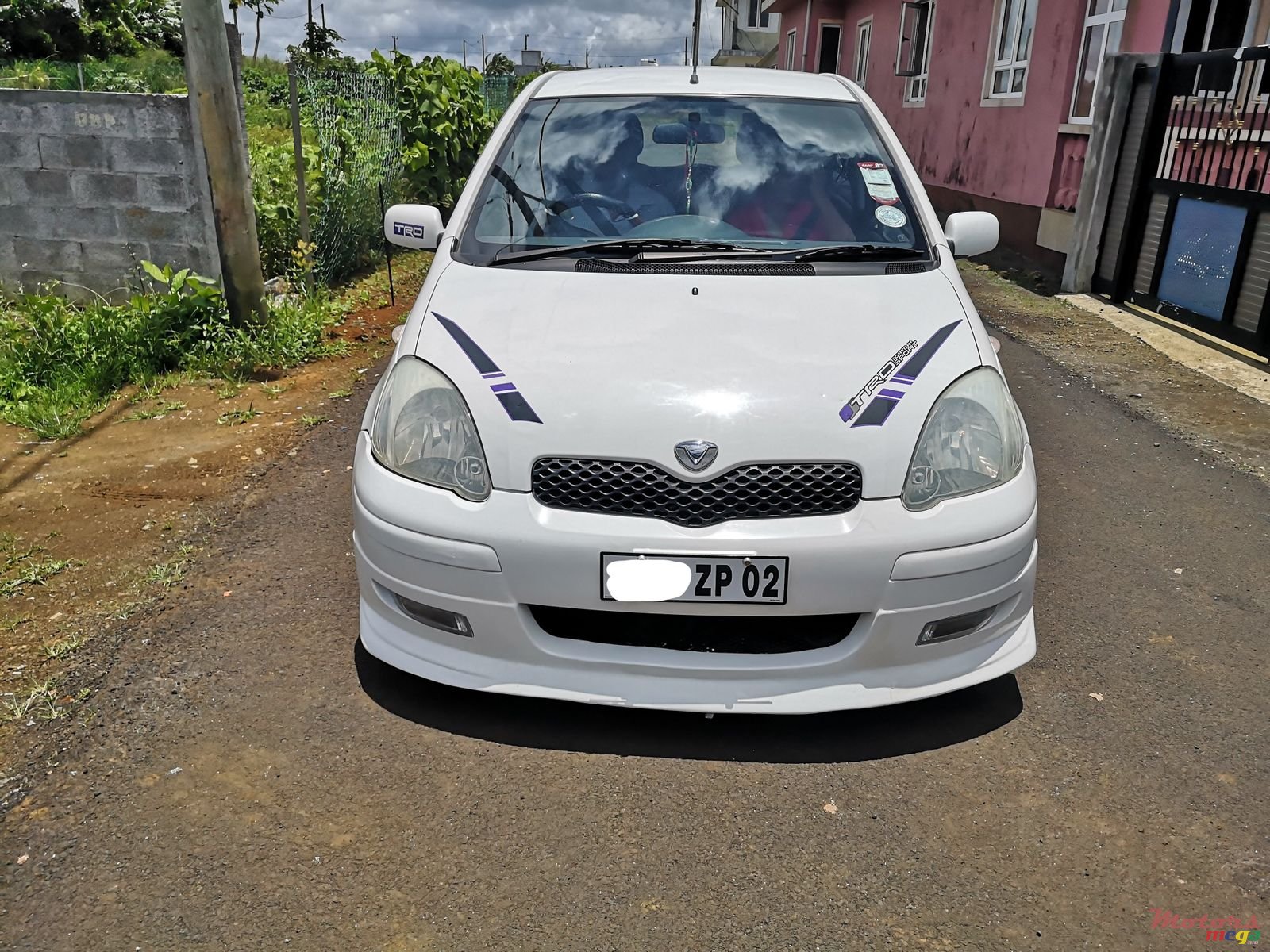 2002' Toyota Vitz photo #1