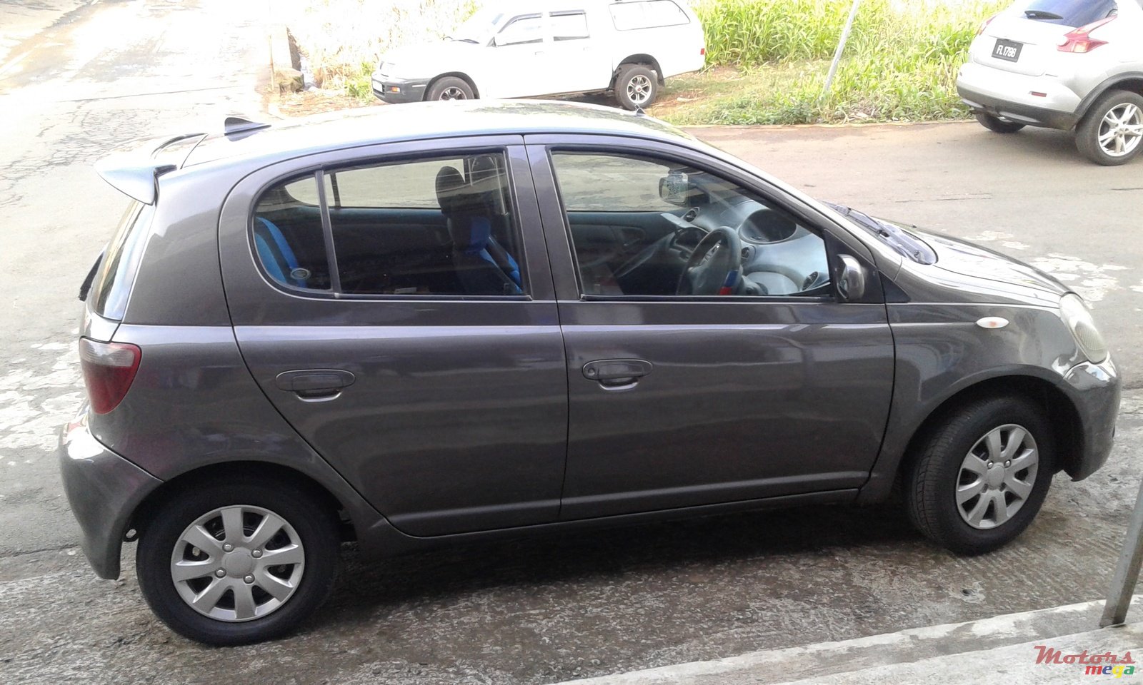 2001' Toyota Vitz NA photo #1