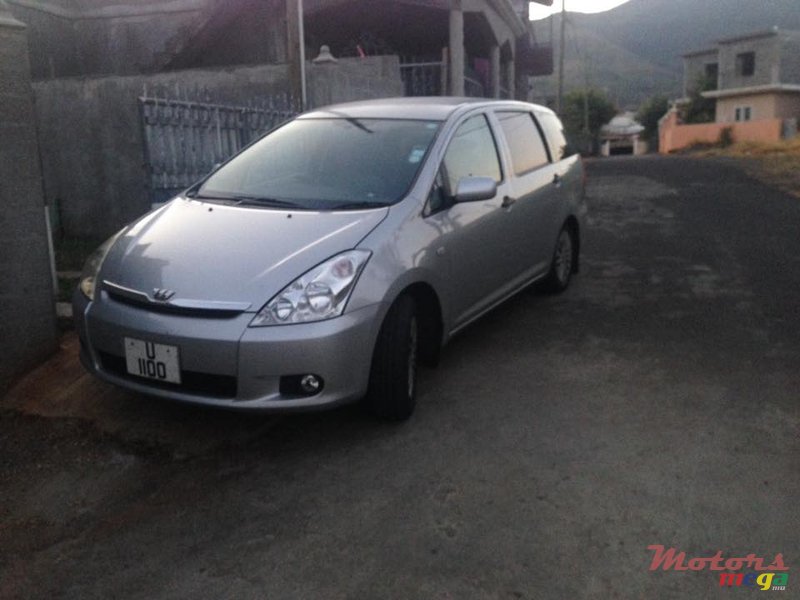 2005' Toyota Wish photo #2