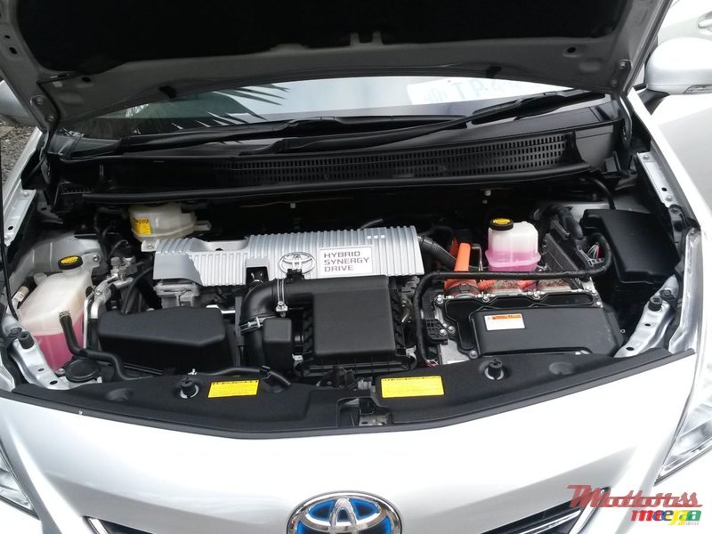 2013' Toyota Prius Alpha photo #2