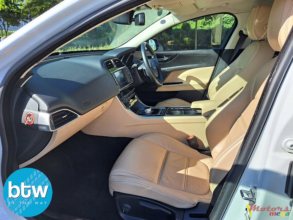 2016' Jaguar XE photo #5