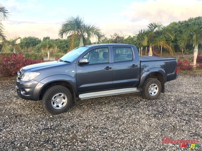 2011' Toyota Hilux photo #1