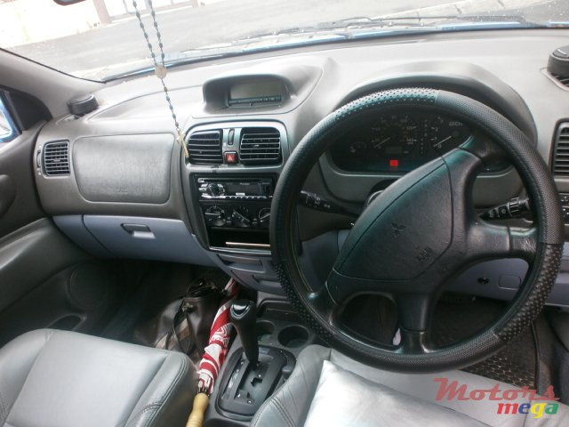 2001' Mitsubishi Space Gear photo #4