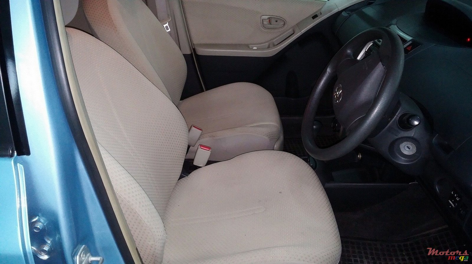 2006' Toyota Vitz photo #2