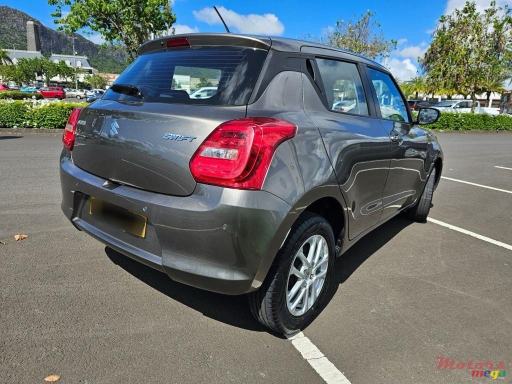 2020' Suzuki Swift GLX photo #2