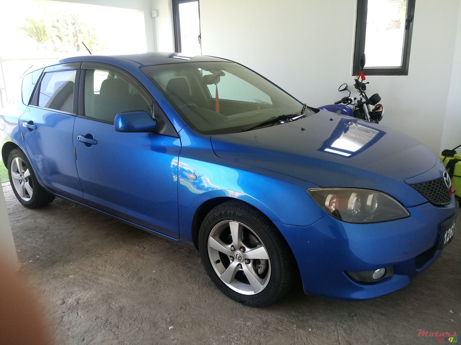 2005' Mazda Axela photo #1