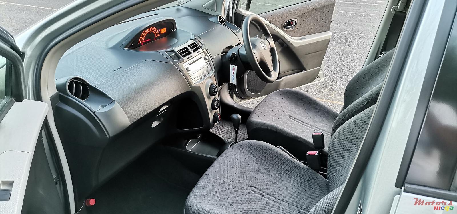 2008' Toyota Vitz photo #3