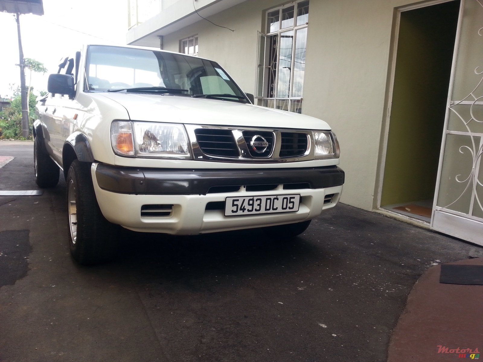 2005' Nissan Hardbody 2 x 4 photo #2