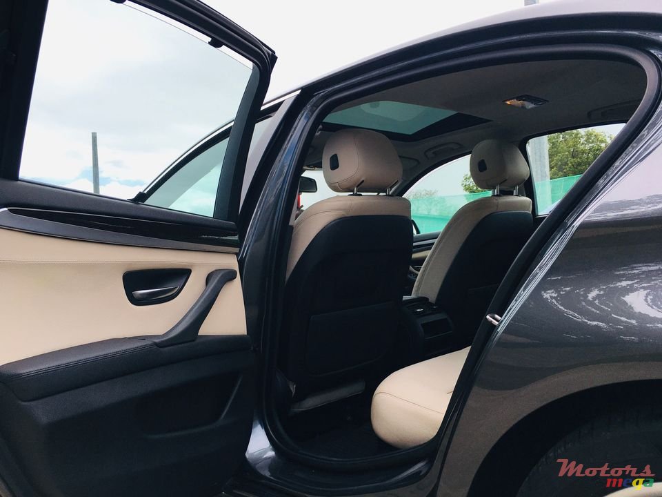 2016' BMW 5 Series photo #2