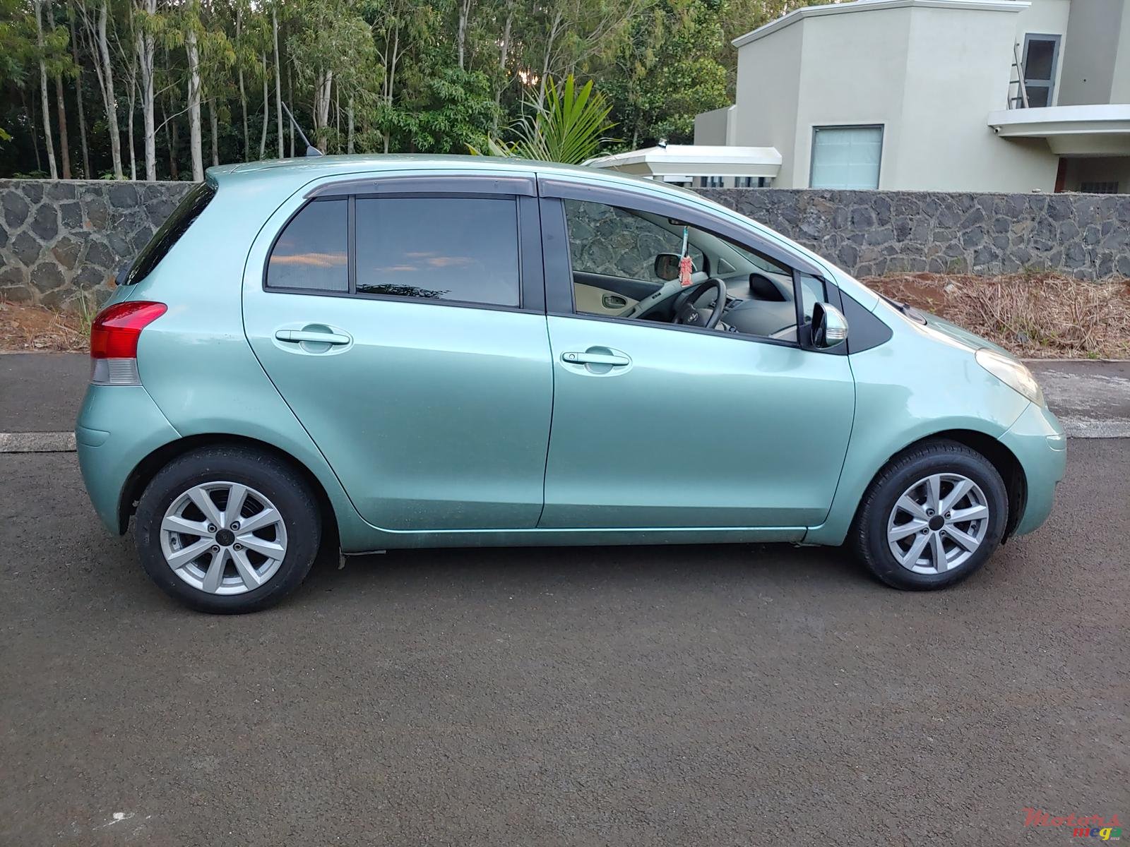 2009' Toyota Vitz 1300cc photo #4